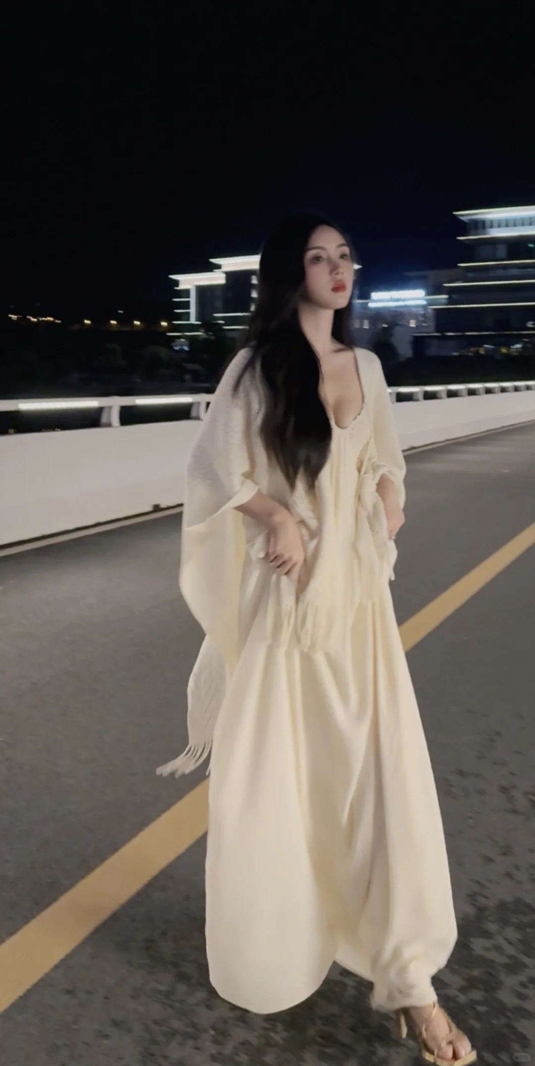月光拉长了身影