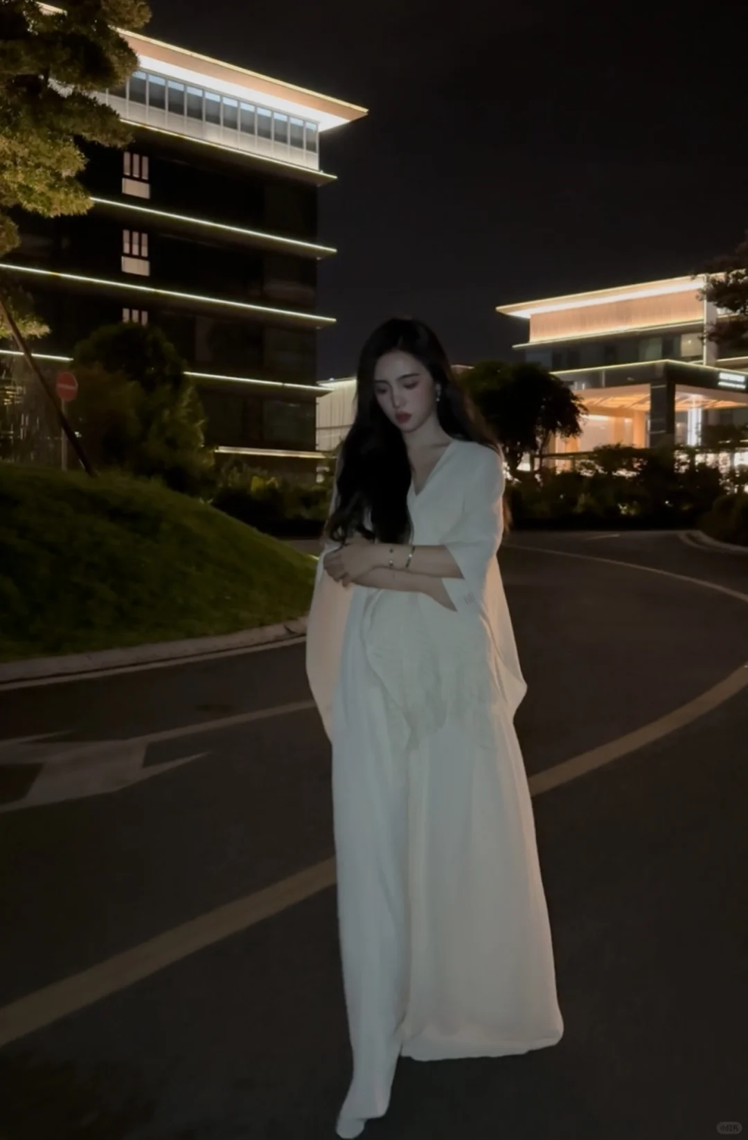 月光拉长了身影