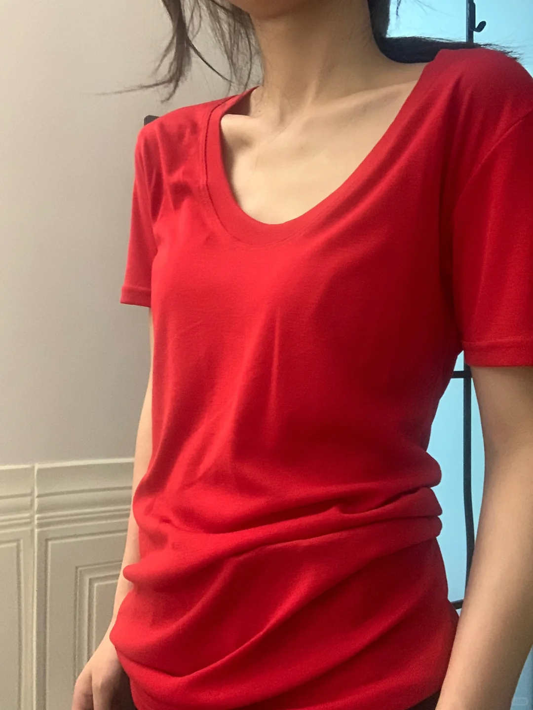 慵懒而娇艳的红T