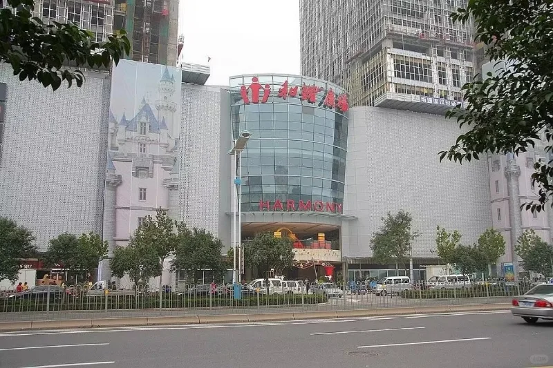 和谐广场对面地铁口，150万可以买三室
