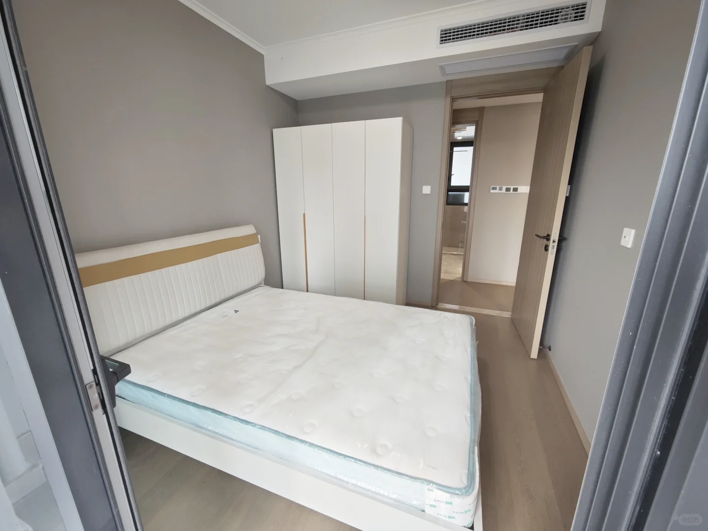 房东直租 3500 全套全新家具 带车位包物业