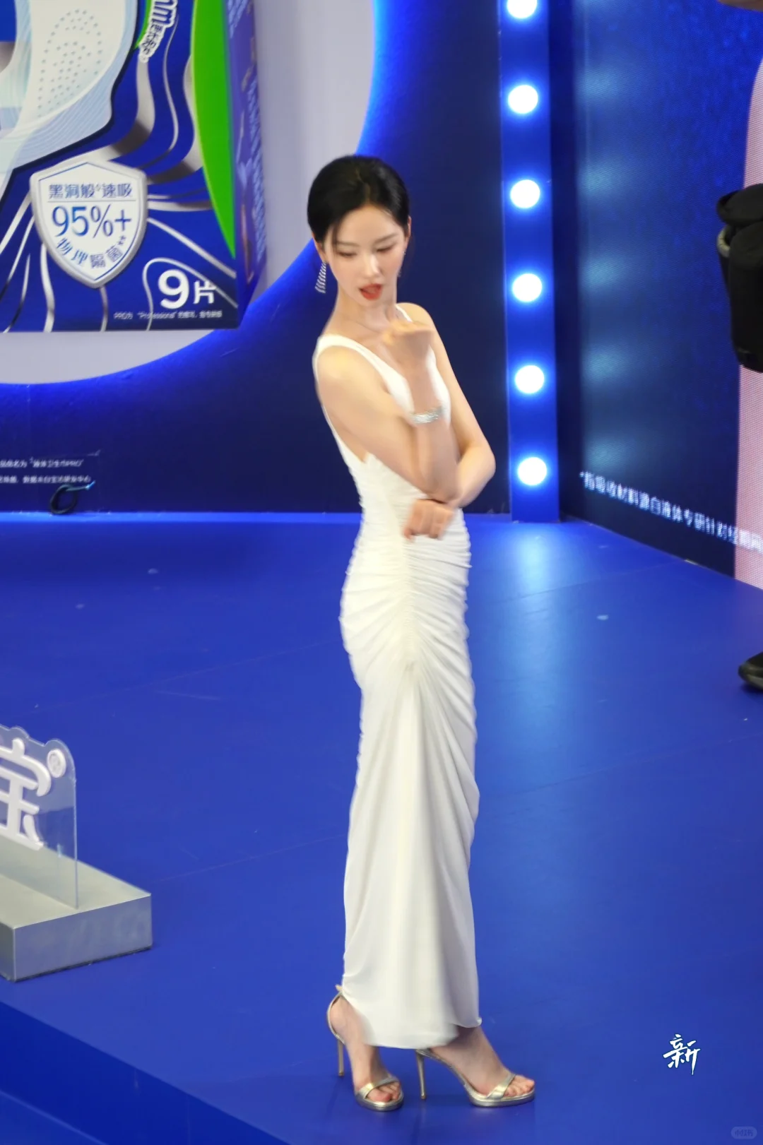 “芙蓉不及美人妆，水殿风来珠翠香”