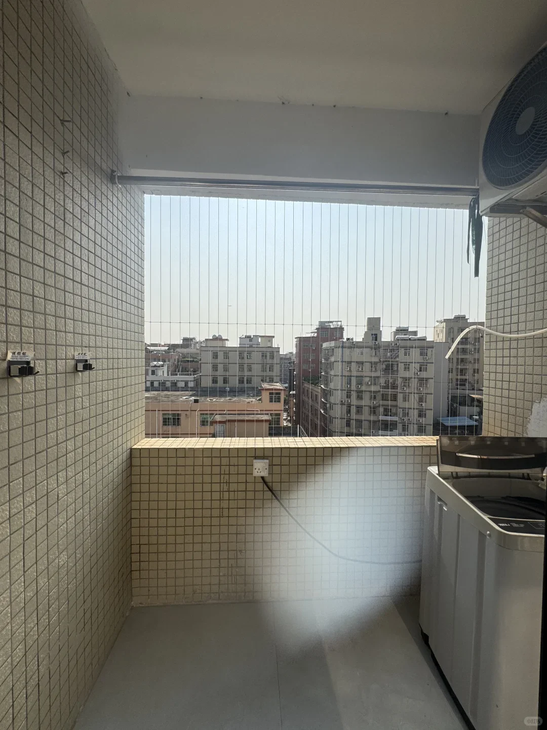 两房一厅950电梯房，民用水电带阳台