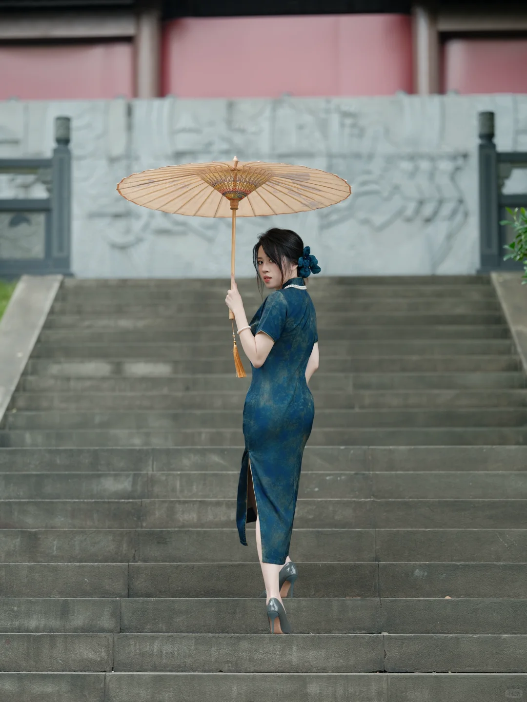 旗袍+烟杆=民国大小姐本姐！看看这像谁📸