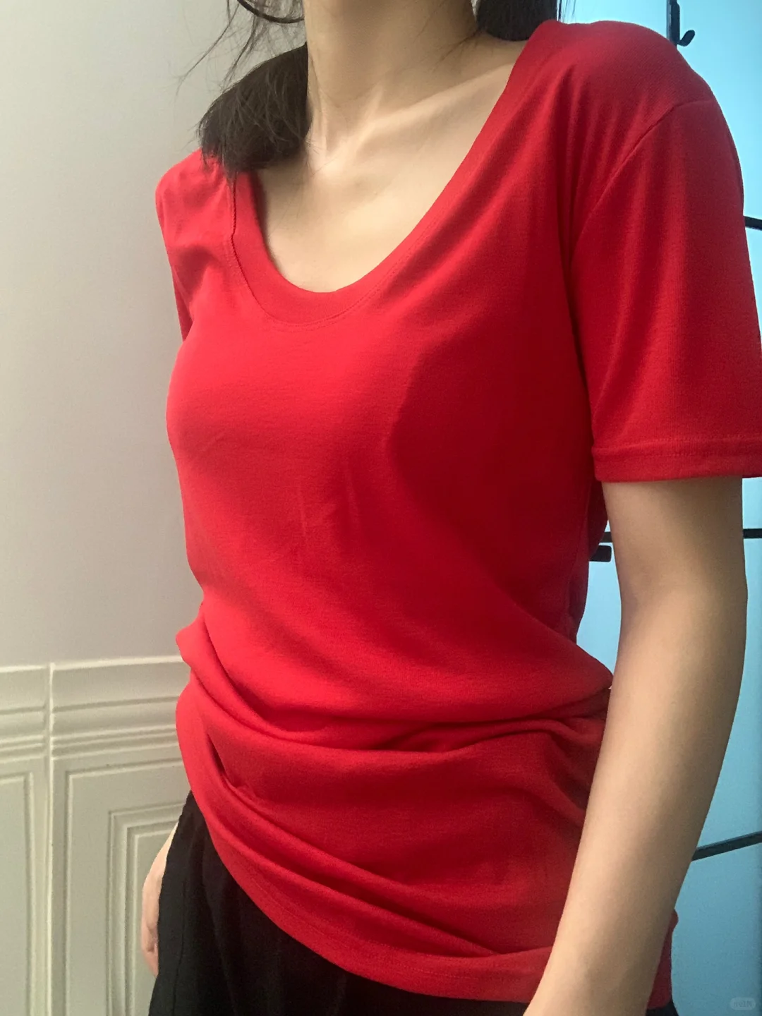 慵懒而娇艳的红T