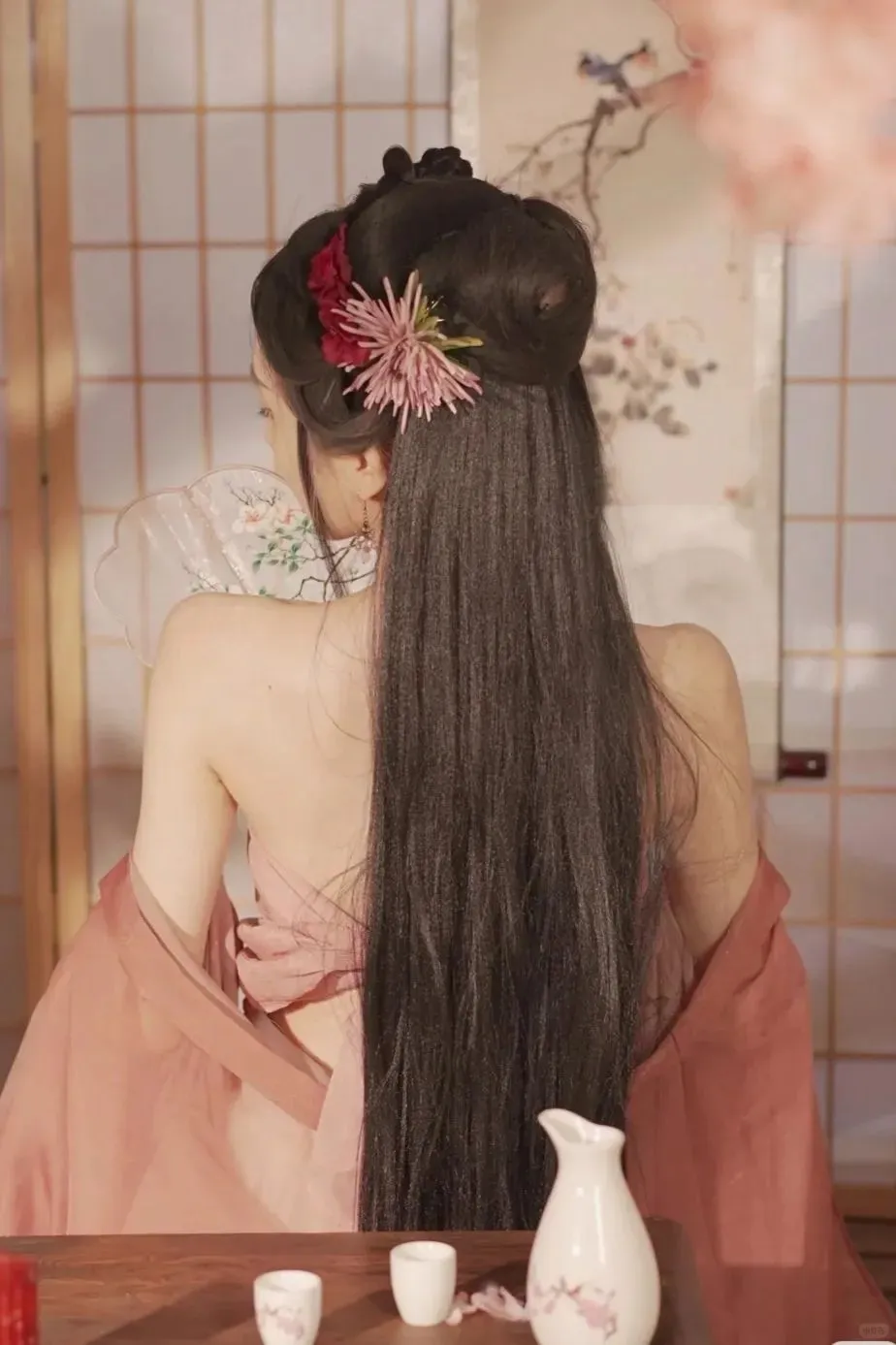 卓仕琳，香肩锁骨，媚眼如丝，怪不得小杨哥