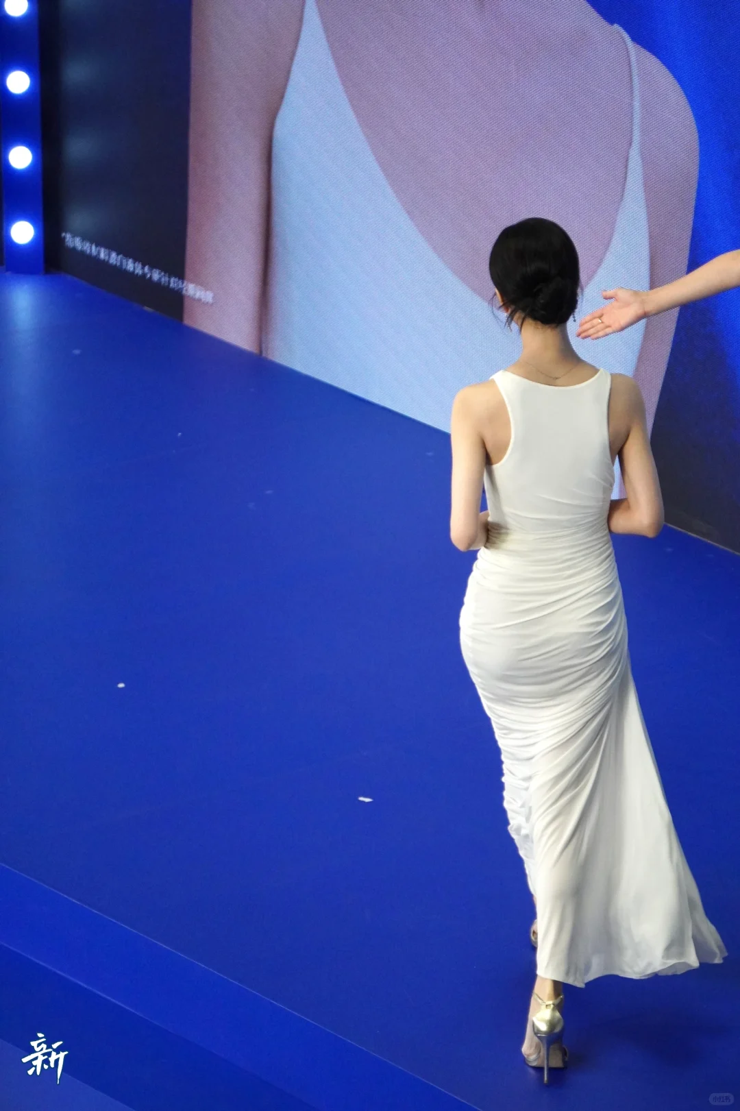 “芙蓉不及美人妆，水殿风来珠翠香”