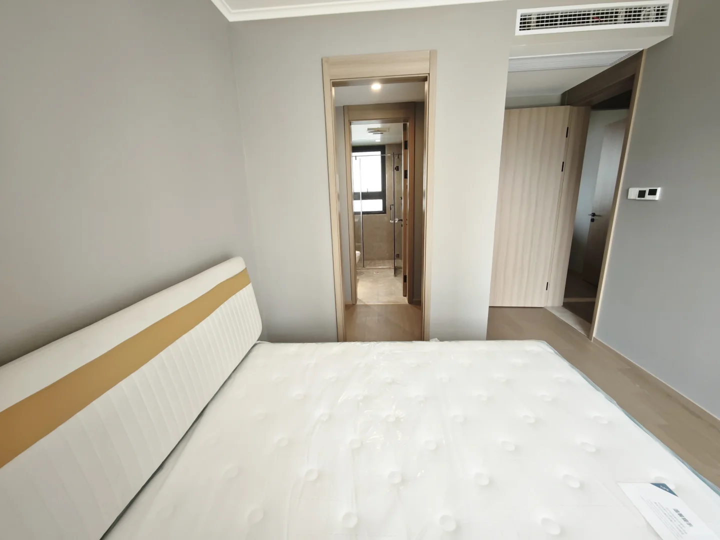 房东直租 3500 全套全新家具 带车位包物业