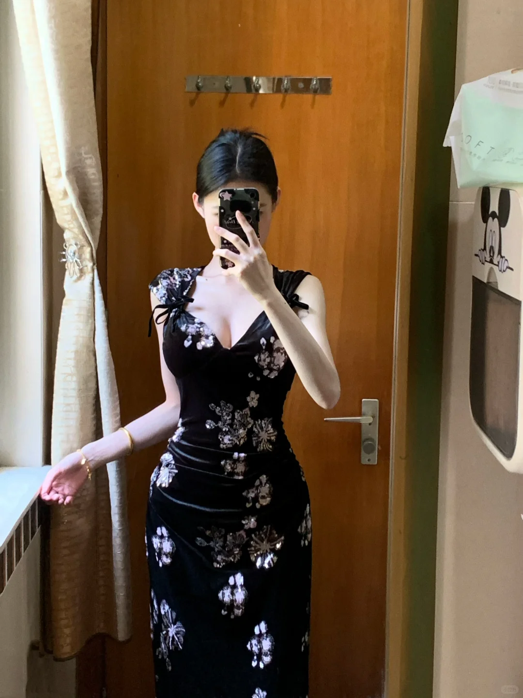 左滑 看我穿上 LATTITUDE的黑丝绒V领旗袍