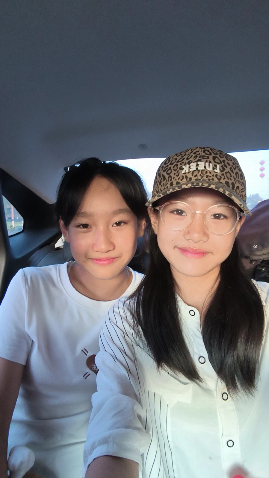 女生一起拍照永远甜上好几度！