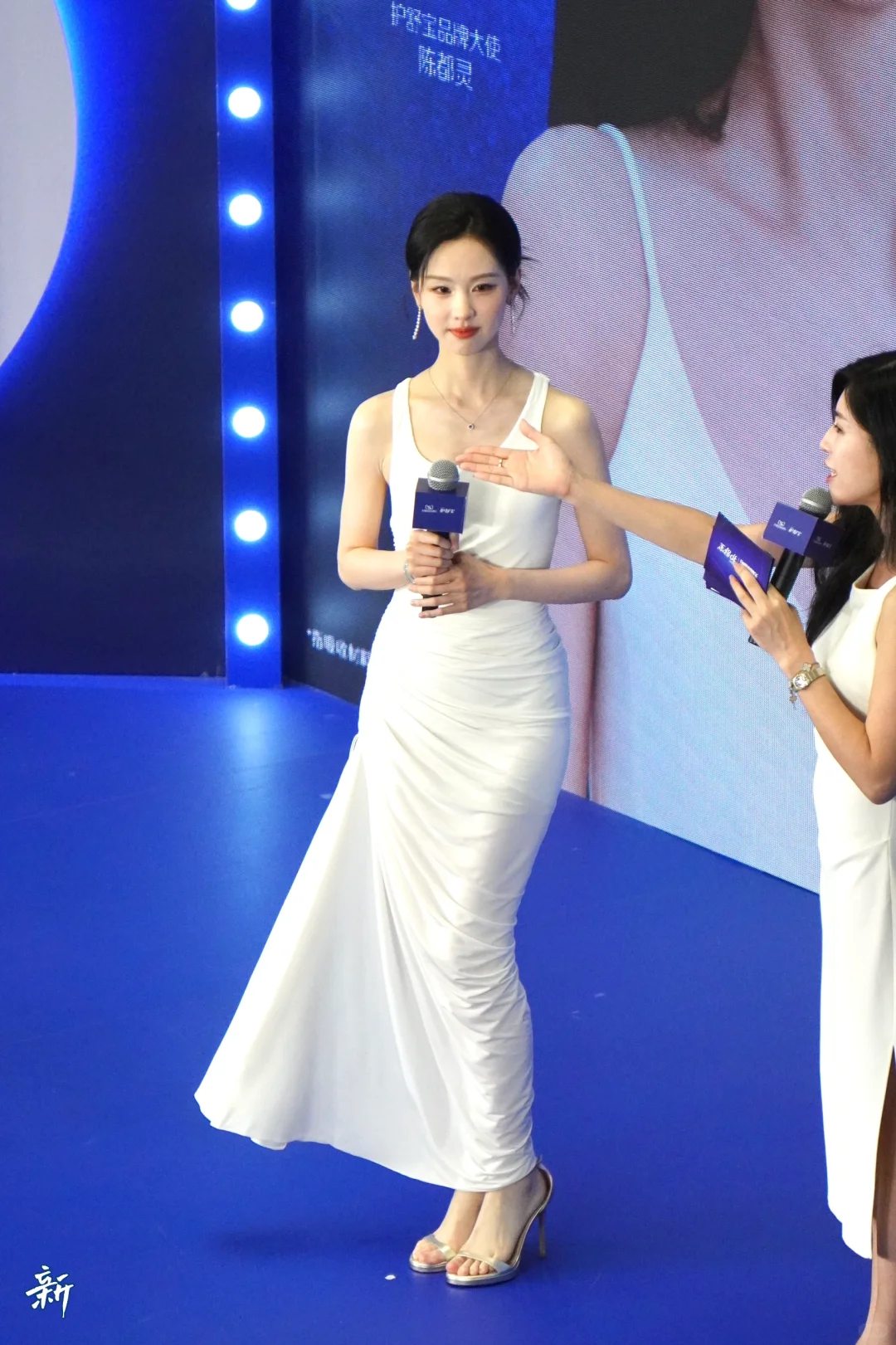 “芙蓉不及美人妆，水殿风来珠翠香”