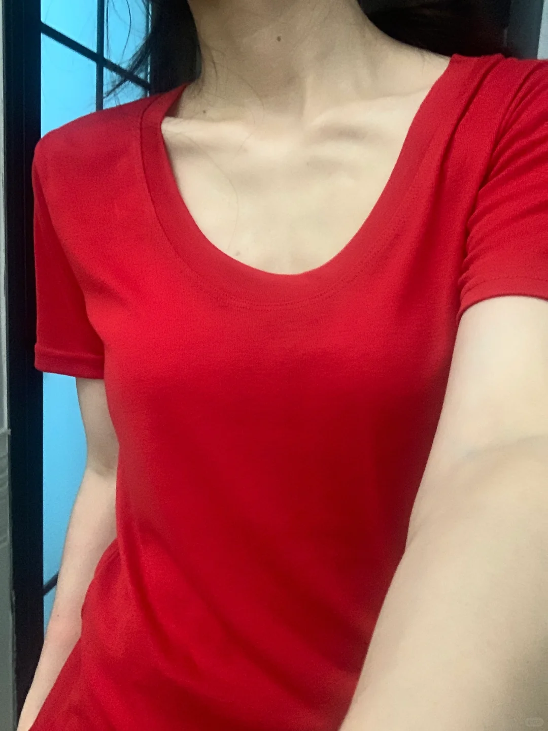 慵懒而娇艳的红T