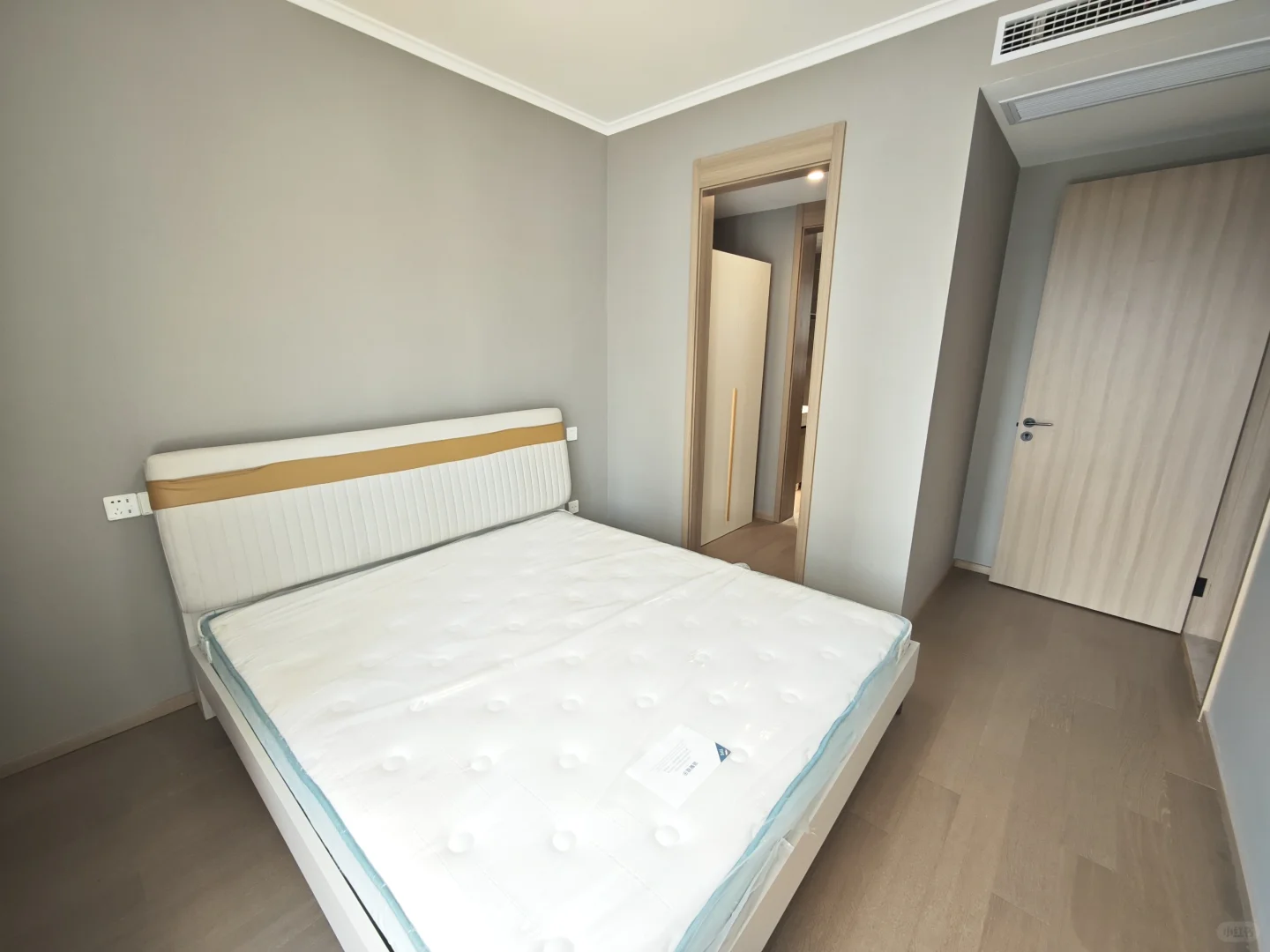 房东直租 3500 全套全新家具 带车位包物业