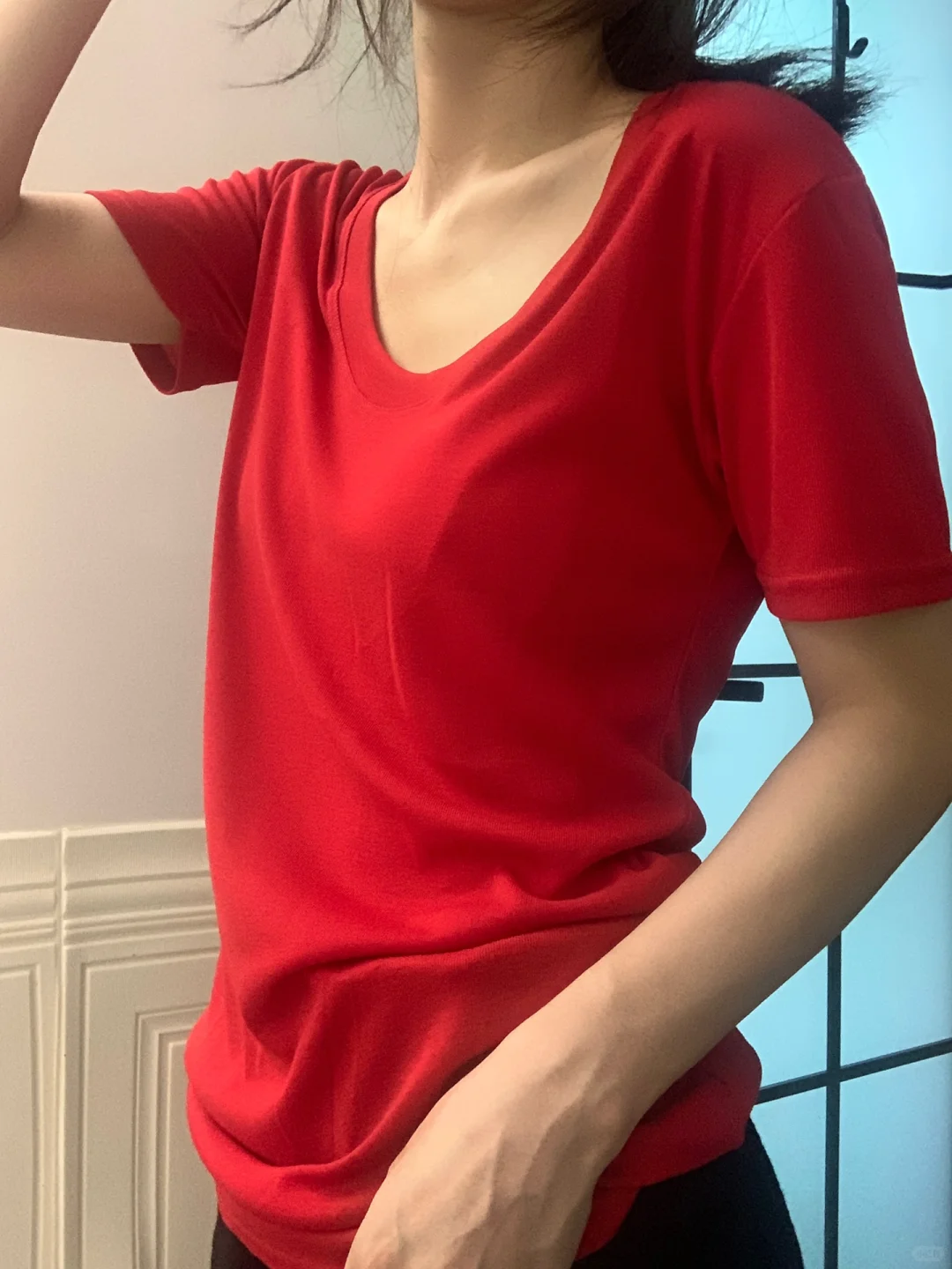 慵懒而娇艳的红T