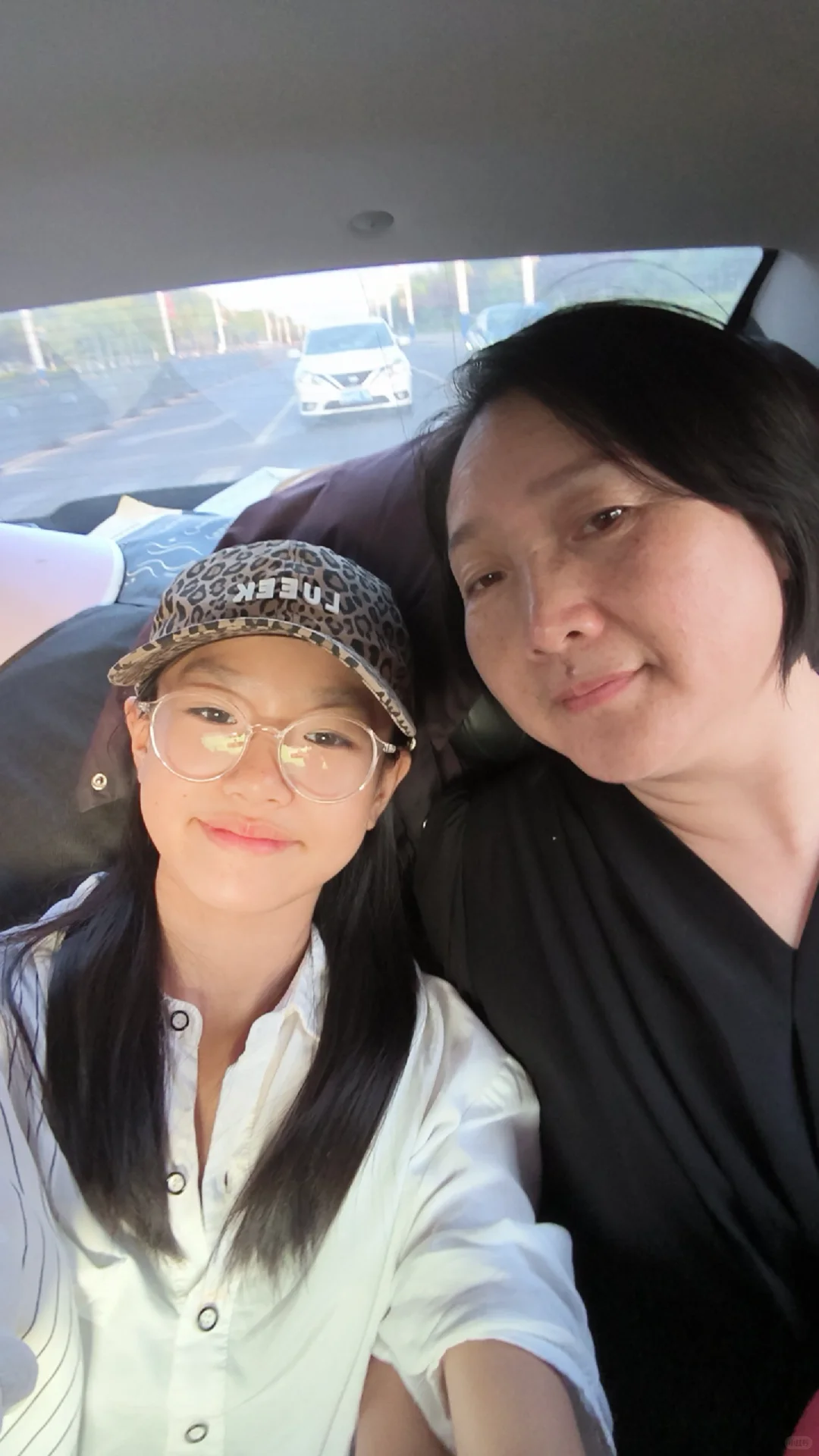 女生一起拍照永远甜上好几度！