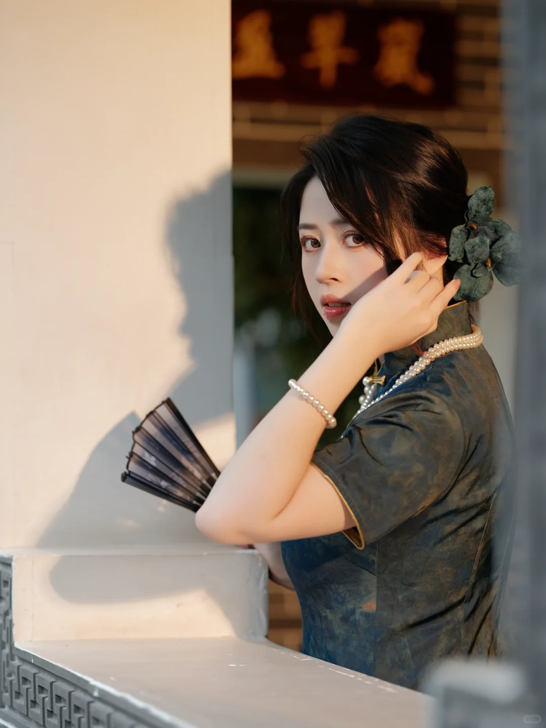 旗袍+烟杆=民国大小姐本姐！看看这像谁📸
