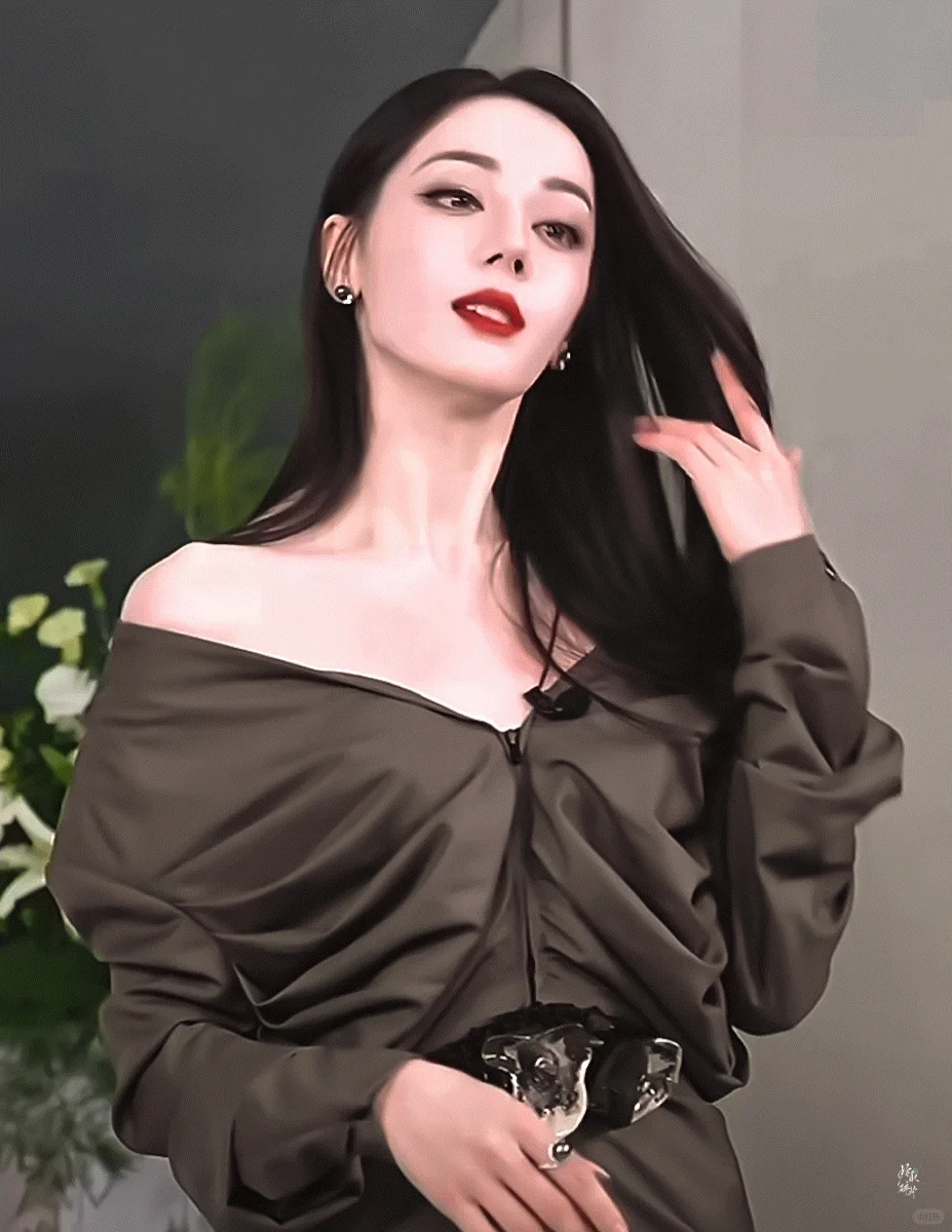 她的脸怎么变成这样了？
