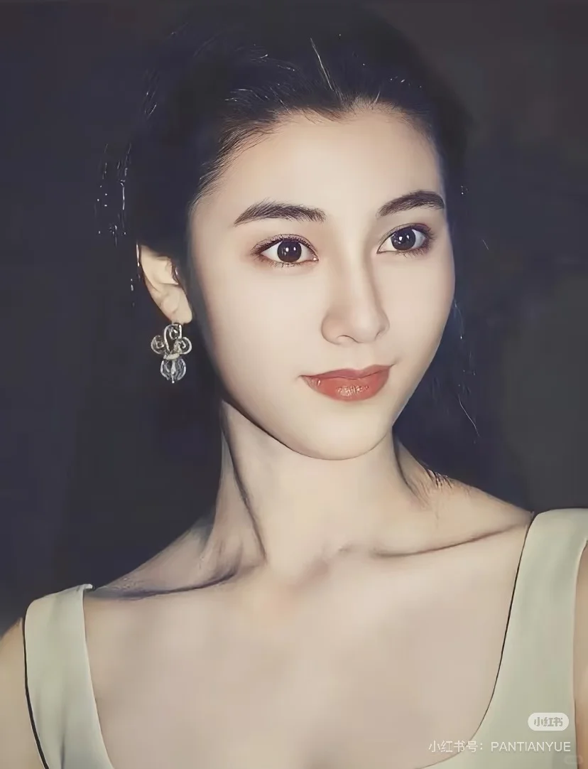 明眸善睐，如清泉照人，惊艳四座