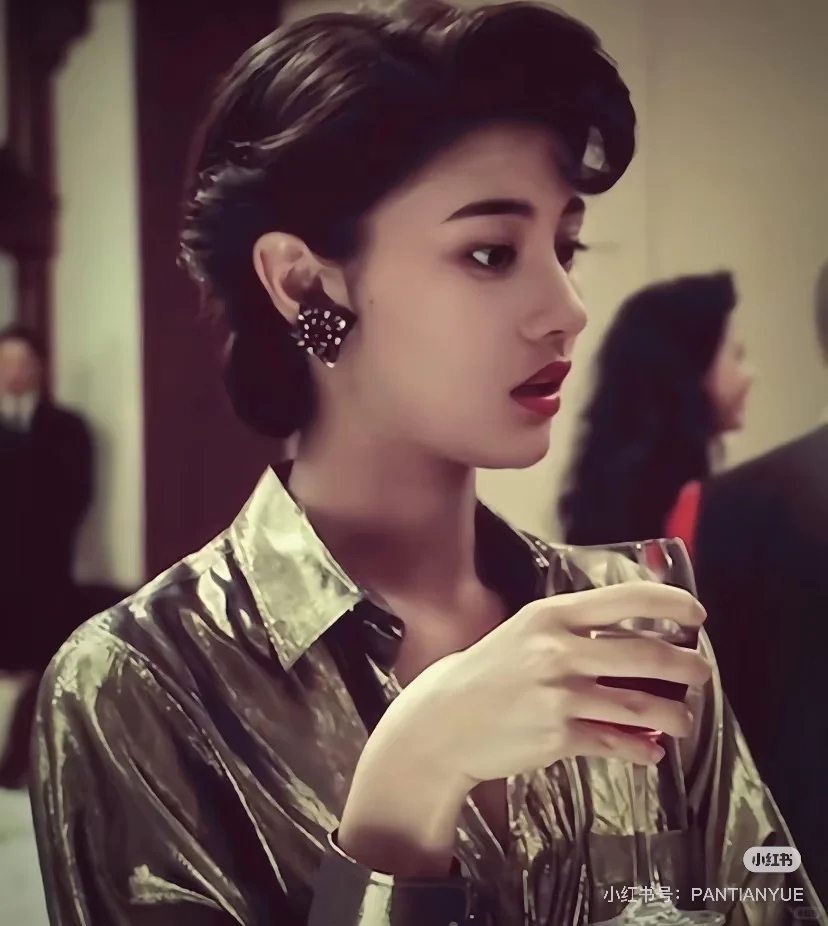 明眸善睐，如清泉照人，惊艳四座