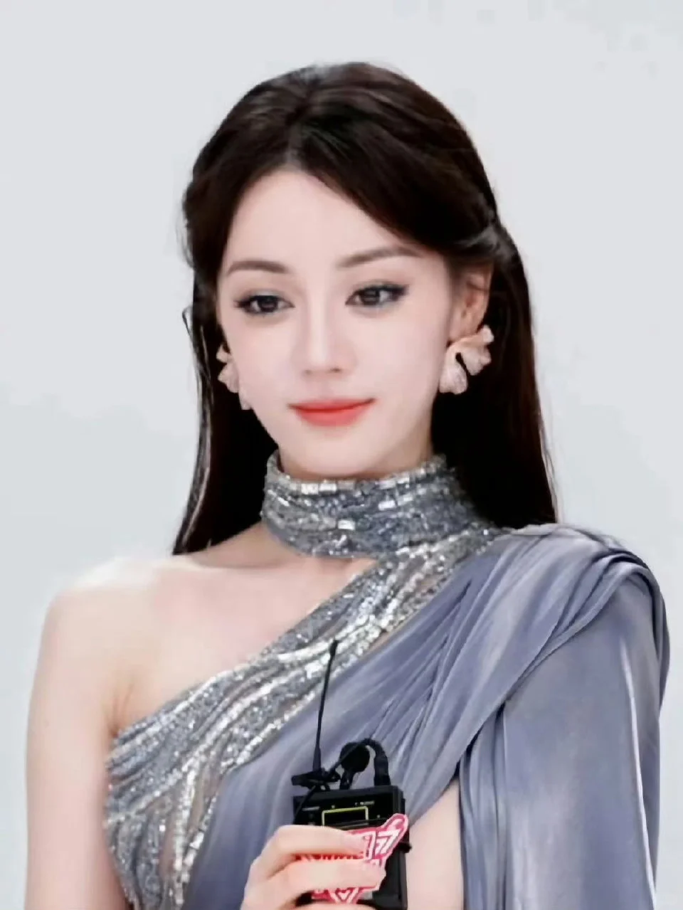 她的脸怎么变成这样了？