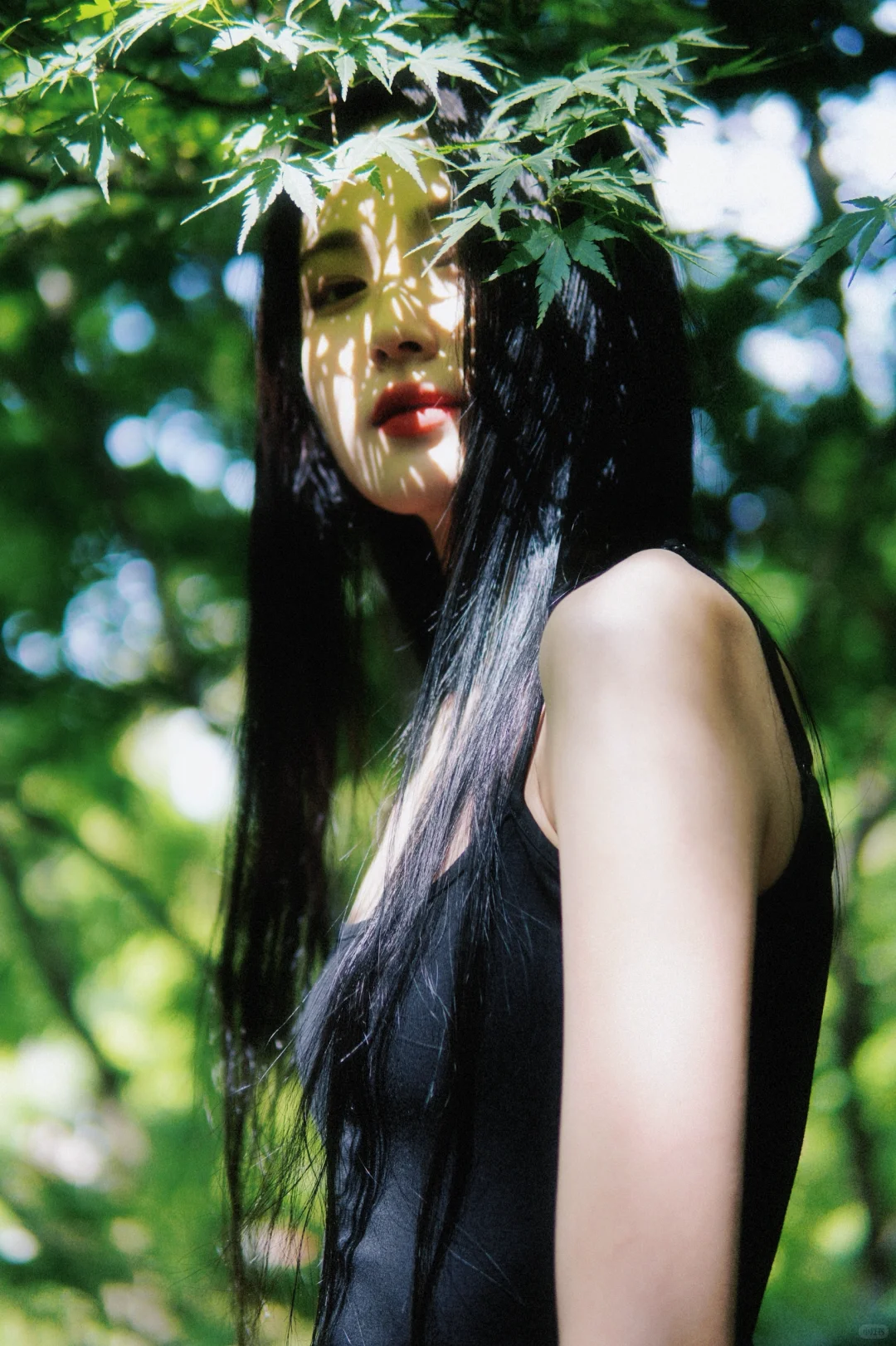 “她似笑非笑 媚眼如丝 ”
