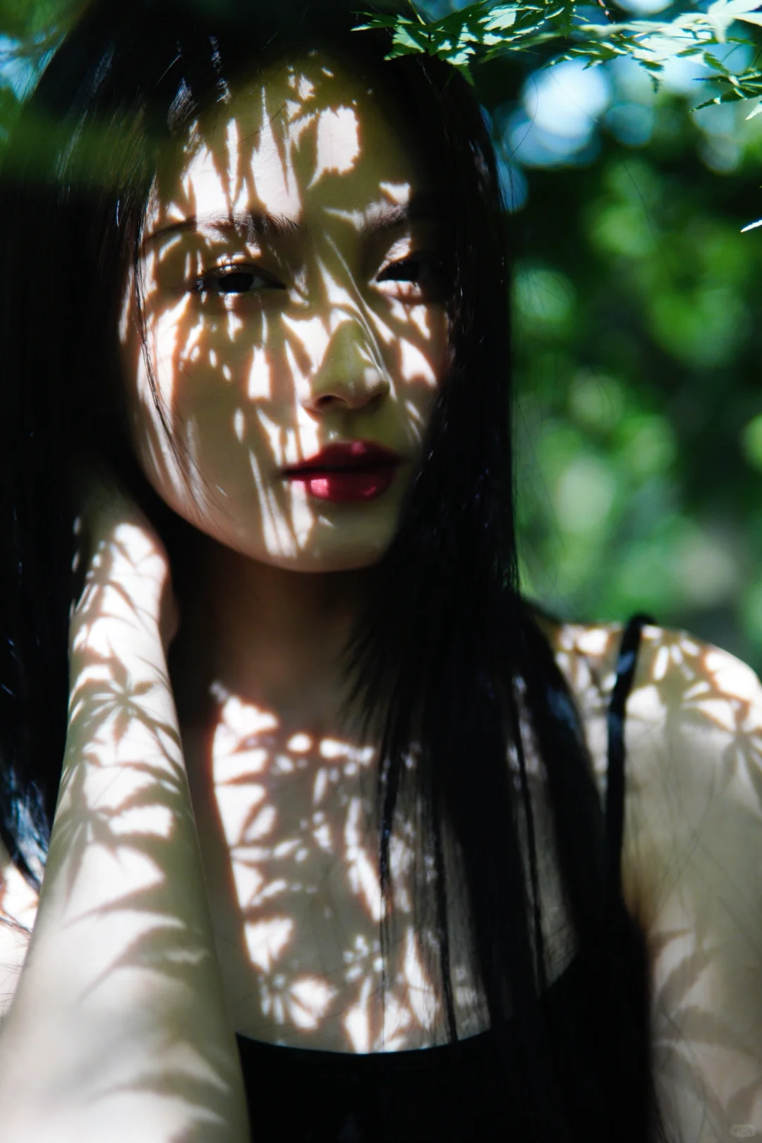“她似笑非笑 媚眼如丝 ”