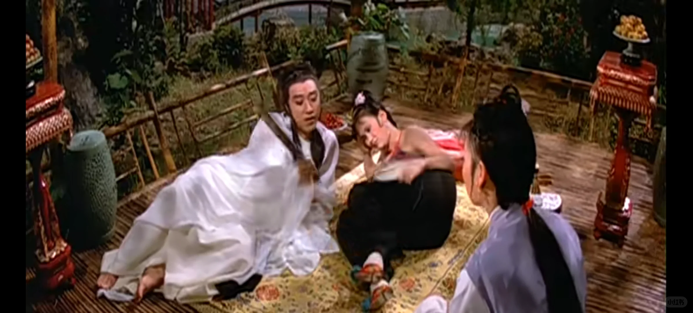 丝绸白衣，红润的腰胯若隐若现，似仙似孽