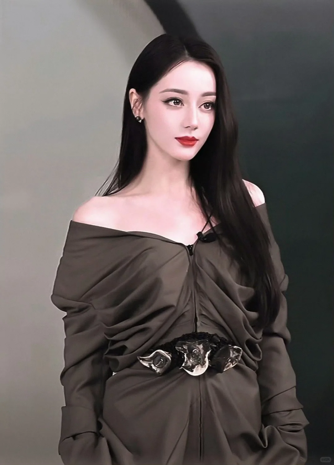 她的脸怎么变成这样了？
