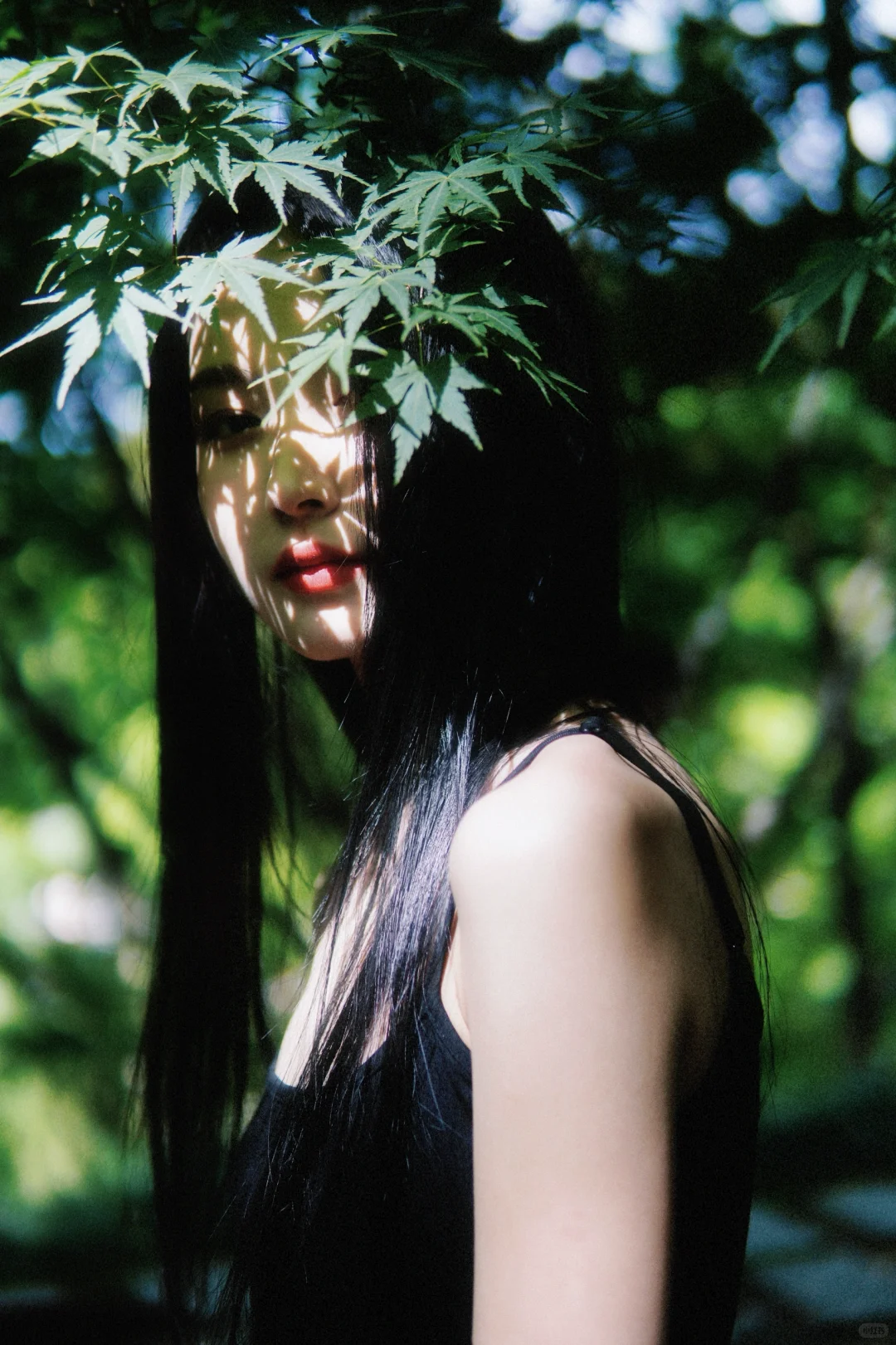 “她似笑非笑 媚眼如丝 ”
