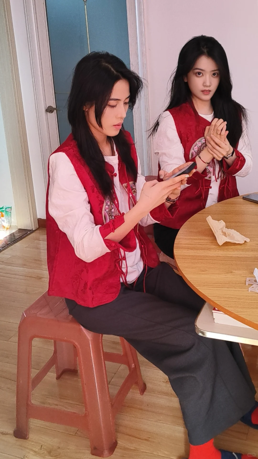 在女朋友家里被她妈以亲女儿的方式介绍着