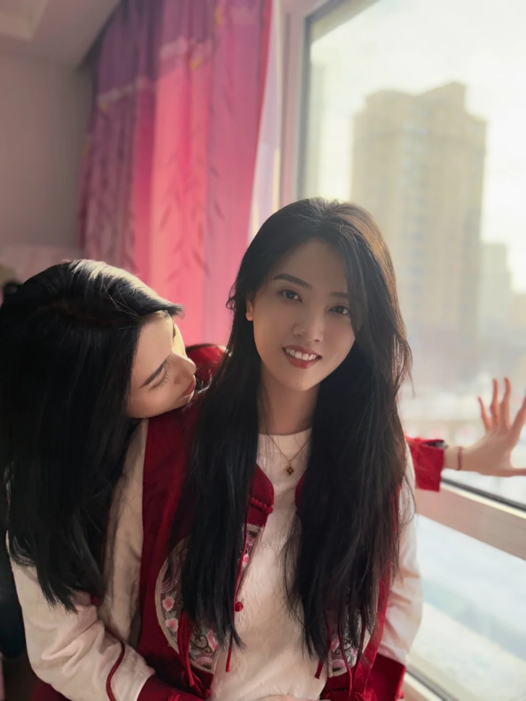 在女朋友家里被她妈以亲女儿的方式介绍着