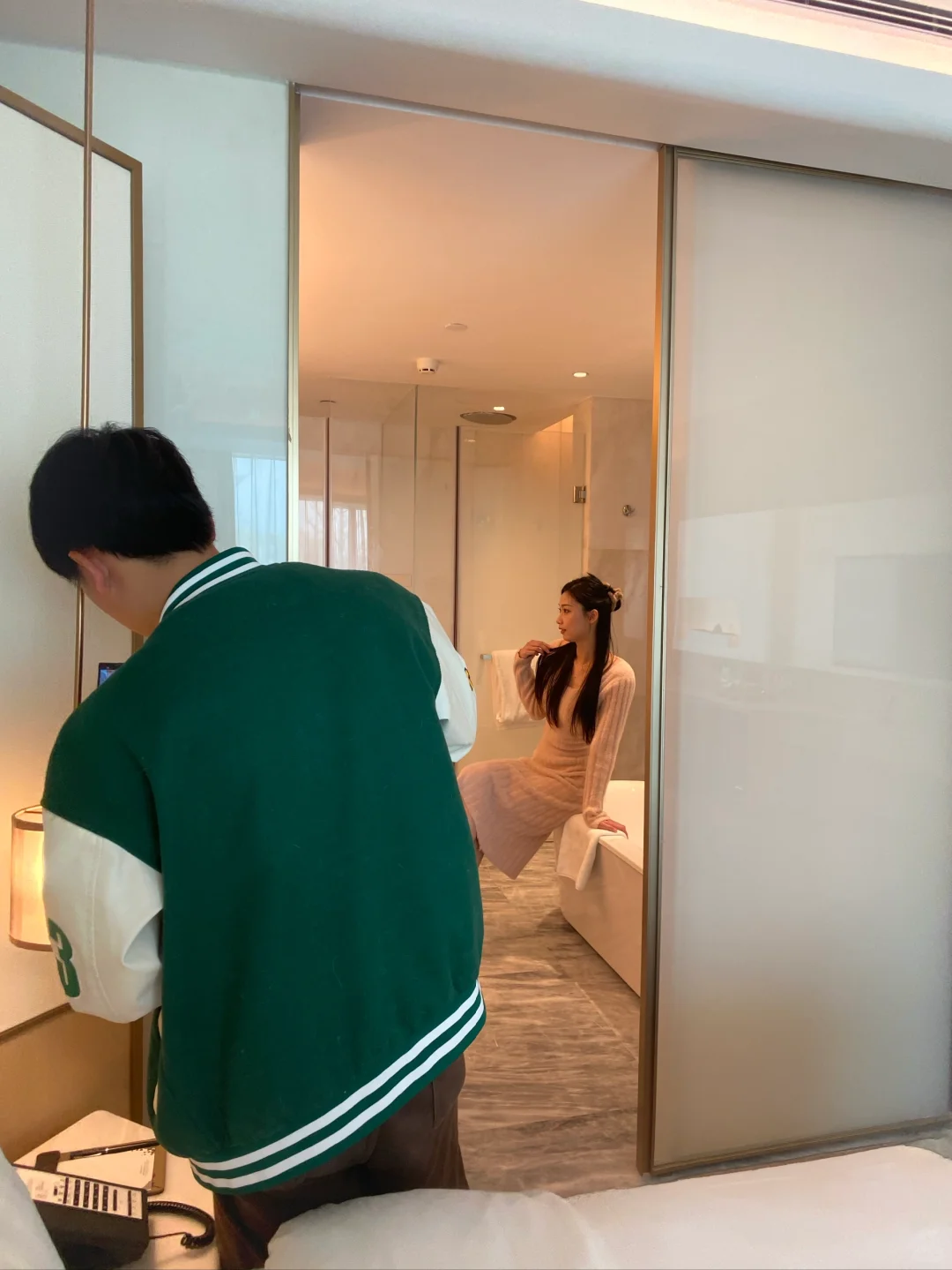 快看呀，今天探店的小姐姐好美！