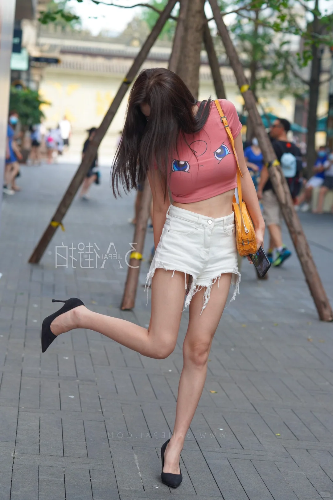 街拍美女：时尚的灵动精灵（昭模特）
