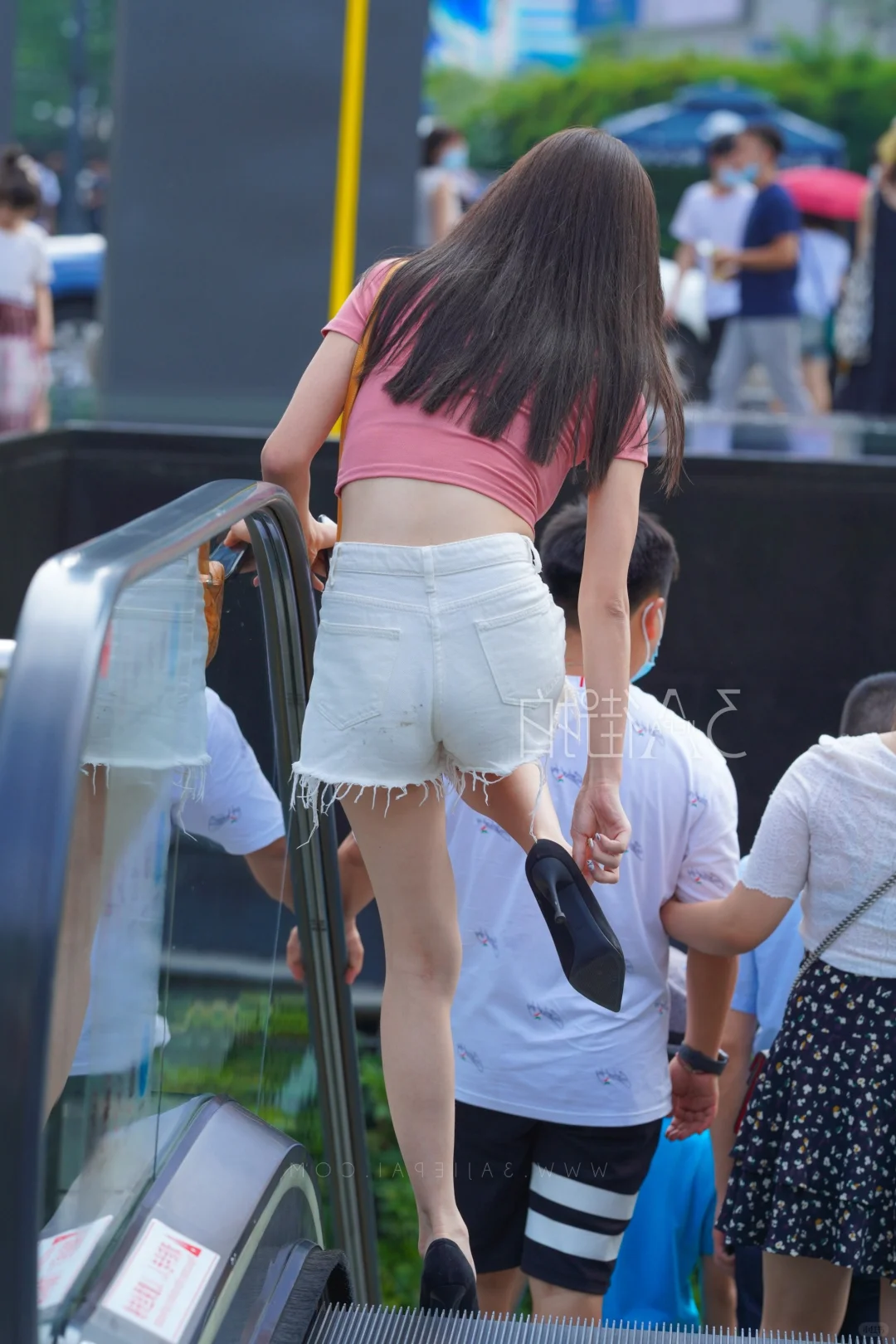 街拍美女：时尚的灵动精灵（昭模特）