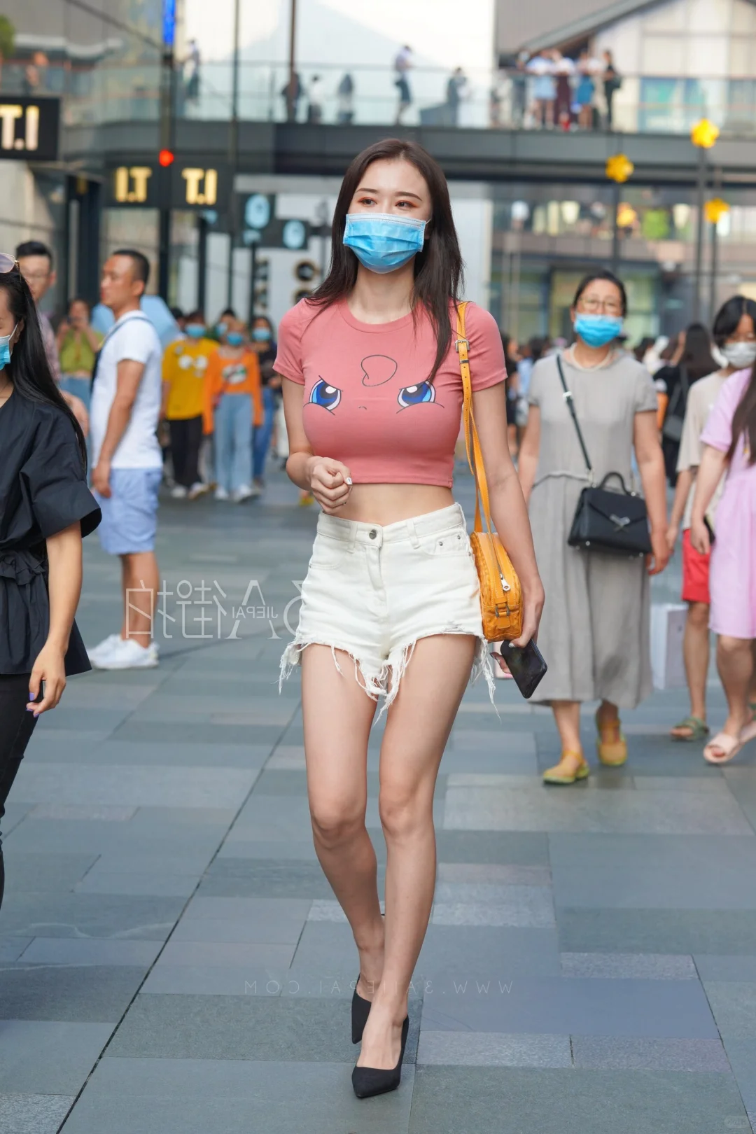 街拍美女：时尚的灵动精灵（昭模特）