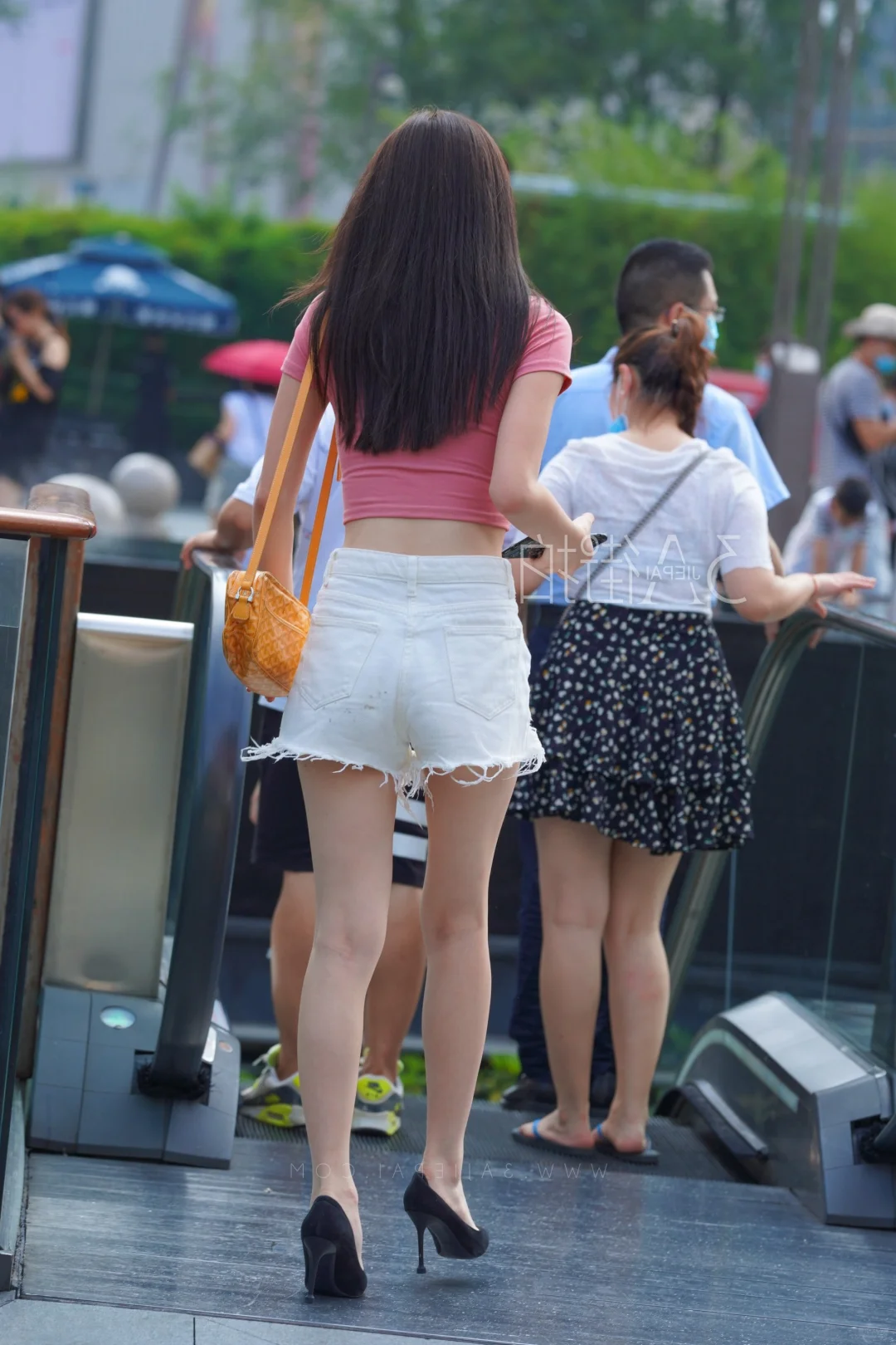 街拍美女：时尚的灵动精灵（昭模特）