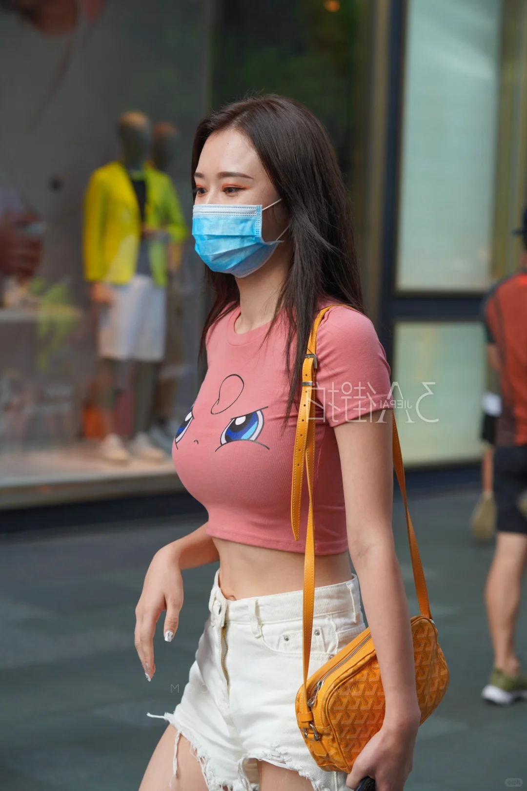 街拍美女：时尚的灵动精灵（昭模特）