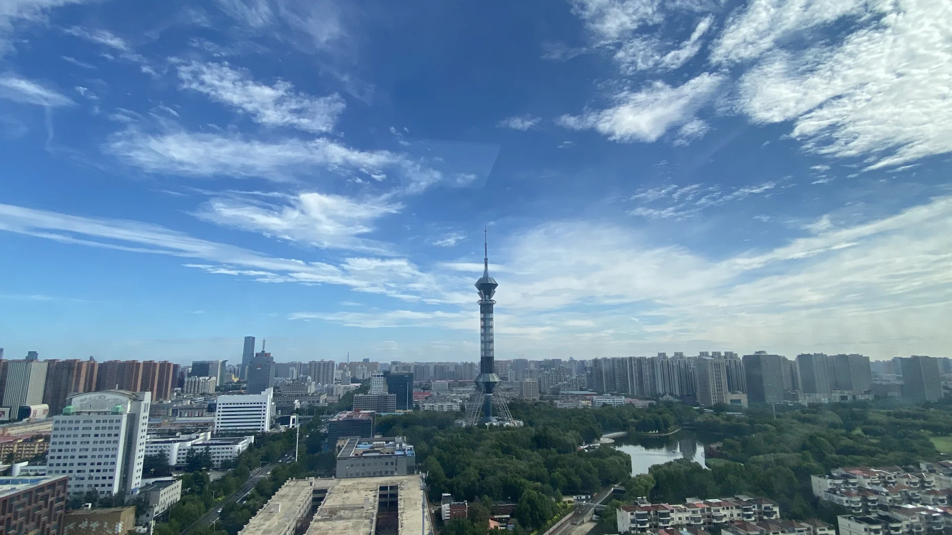 国际庄如画般的蓝天白云
