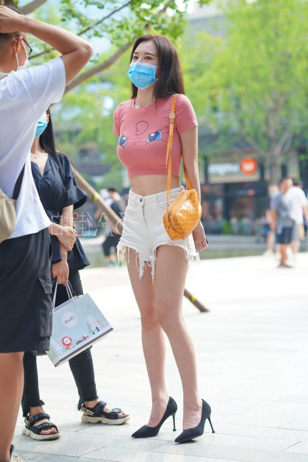 街拍美女：时尚的灵动精灵（昭模特）