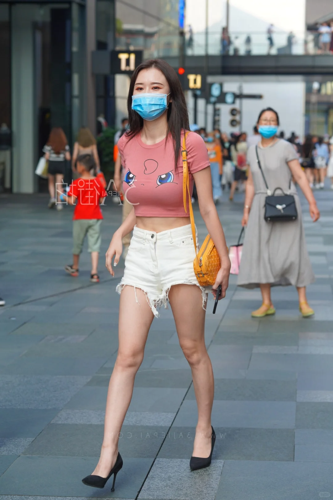 街拍美女：时尚的灵动精灵（昭模特）