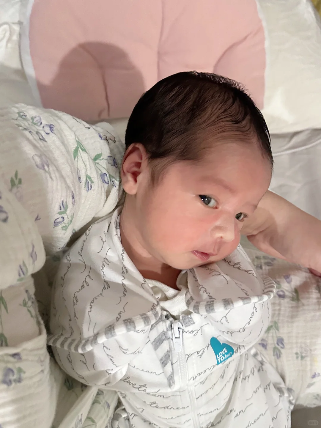这媚眼抛的…哥…你就是个10天的婴儿啊🐒
