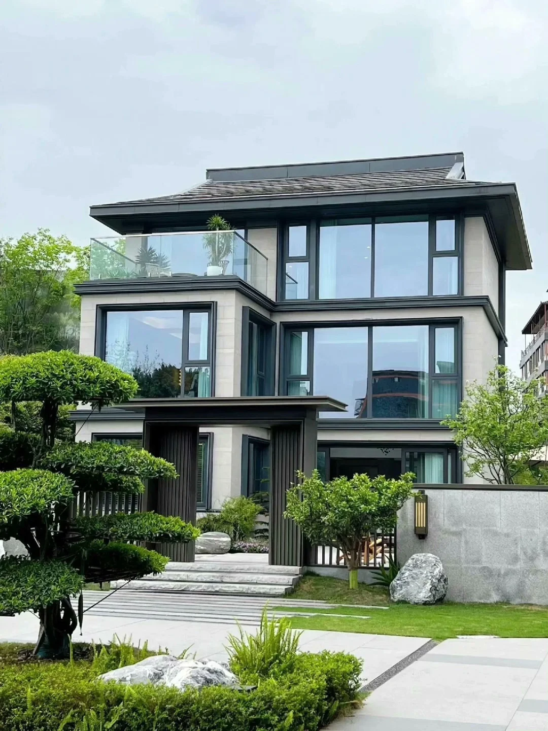 去朋友家路过王阿姨这个别墅上下6层太漂亮