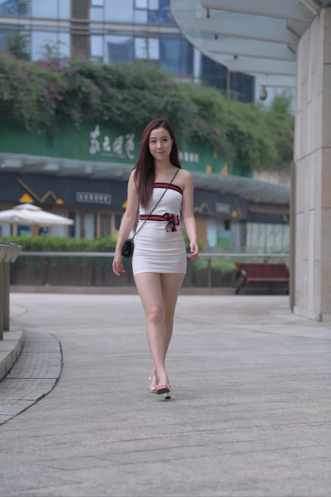 户外街拍，美女的时尚魅力