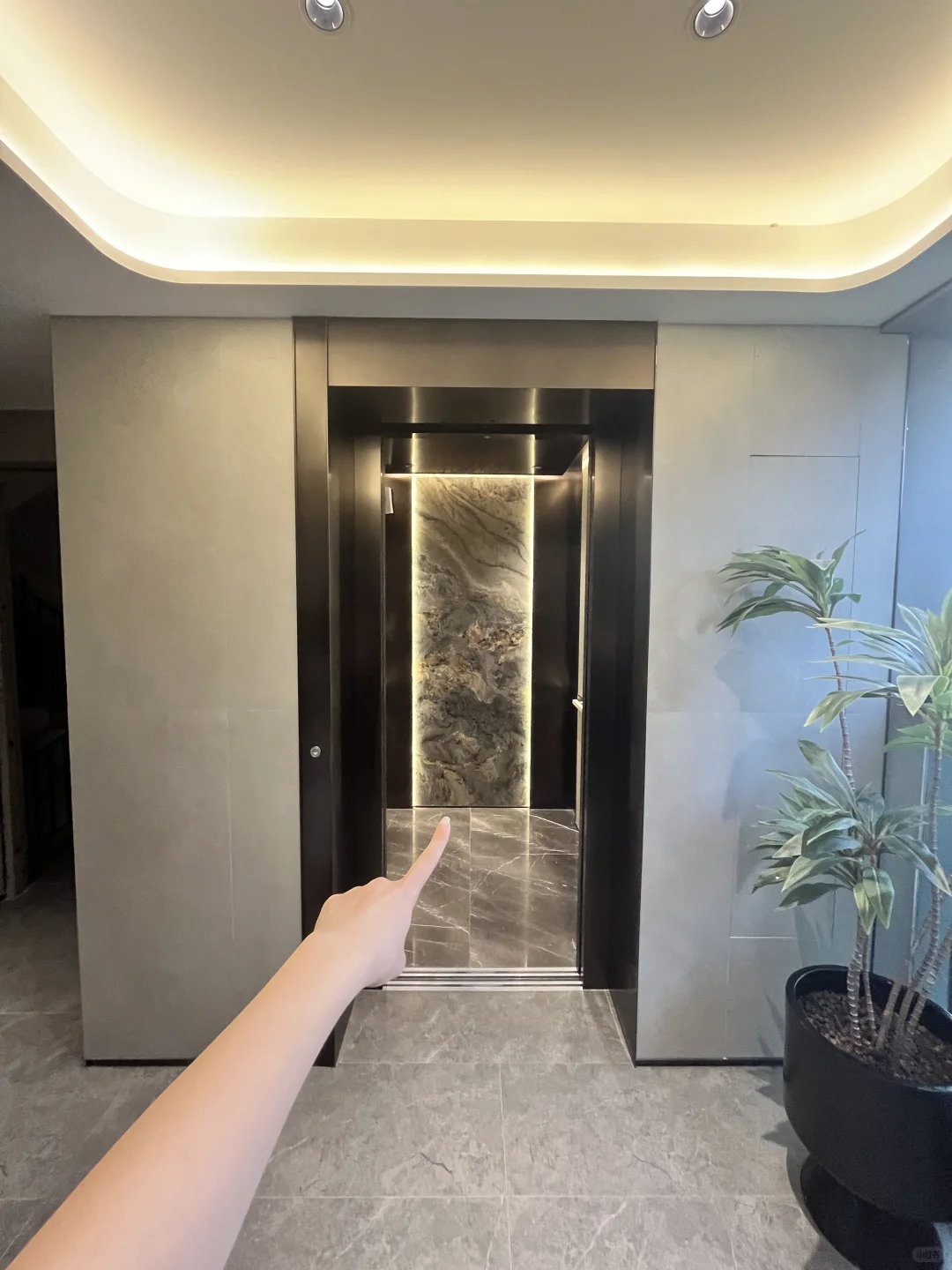求助！住一梯一户后…我竟然得了电梯尴尬症😅
