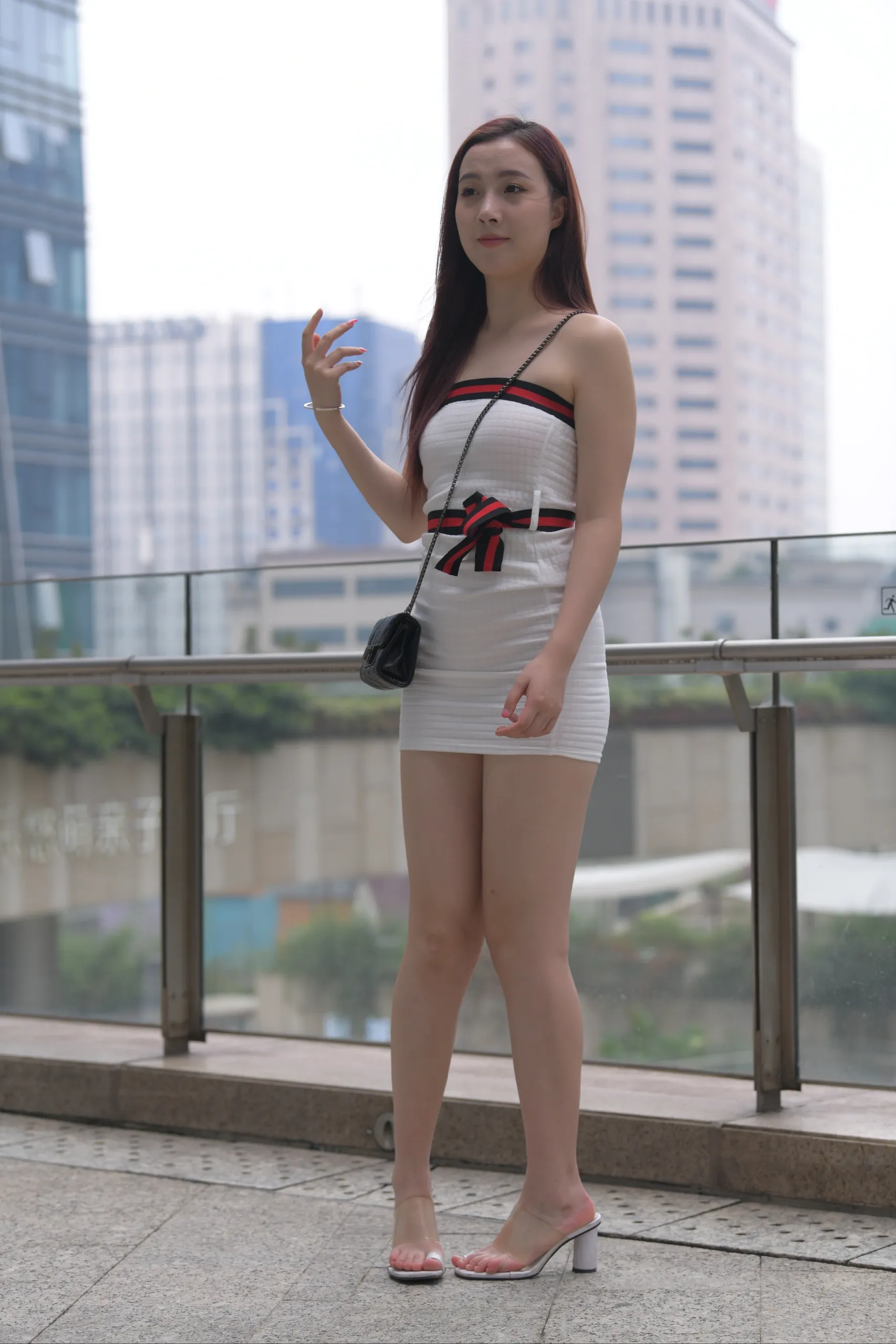 户外街拍，美女的时尚魅力