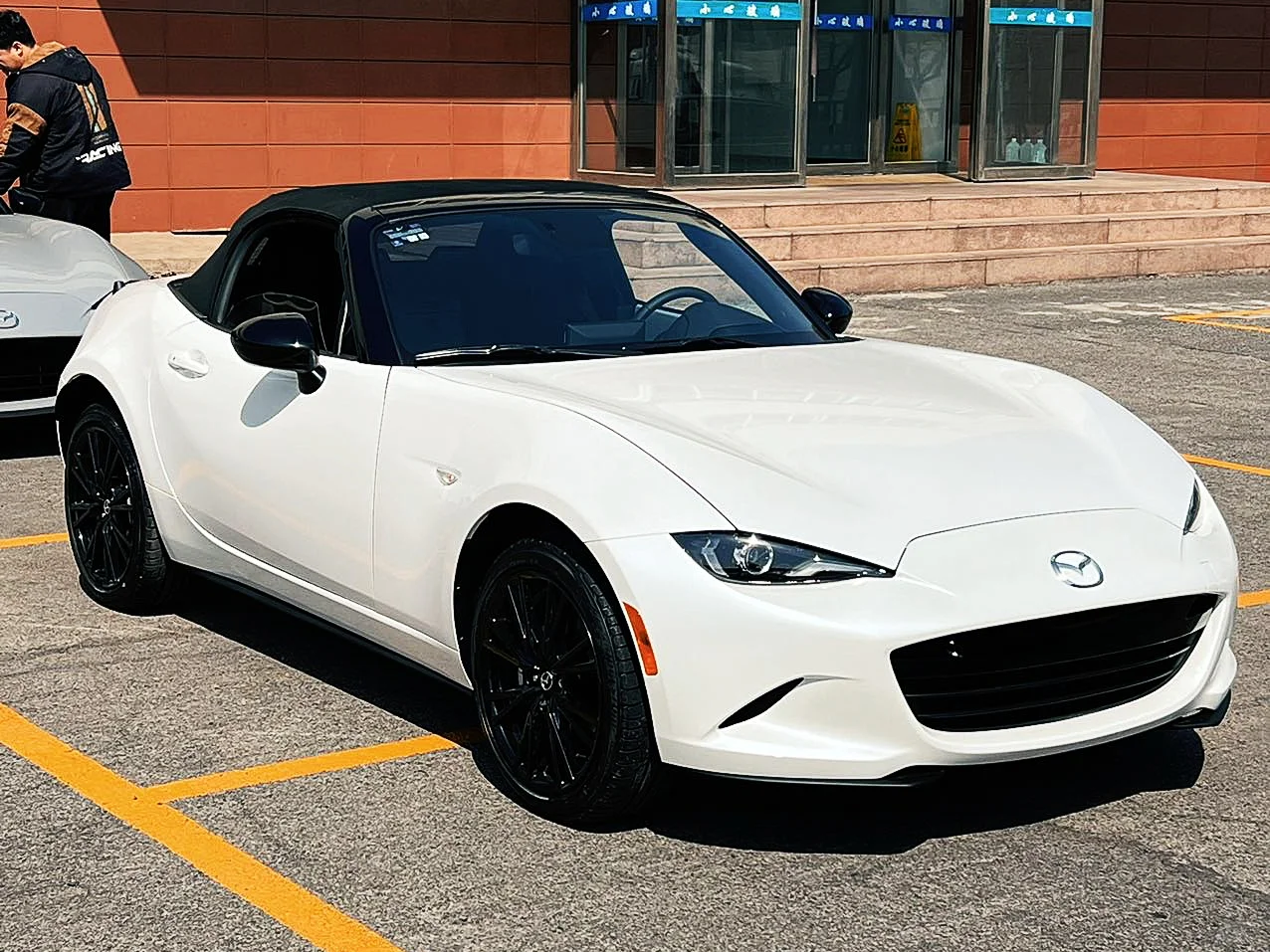 求购一台【墨版马自 MX-5 软顶手动档】！