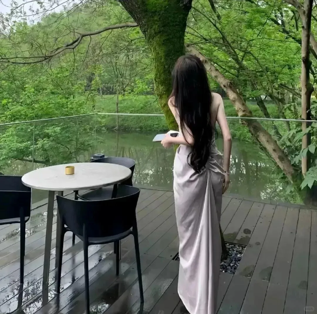 𝐖𝐞𝐜𝐡𝐚𝐭｜背影唯美女图
