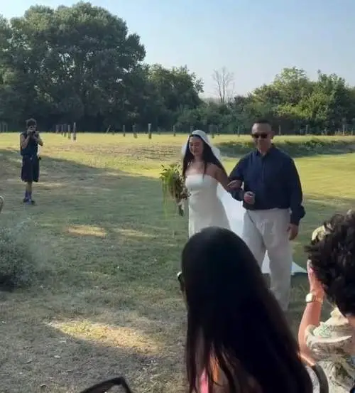 姜文31岁爱女唯美婚礼曝光：低调中的深情涌