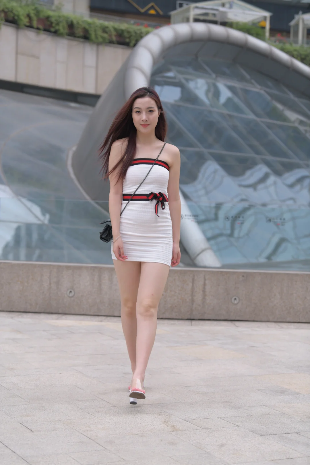 户外街拍，美女的时尚魅力