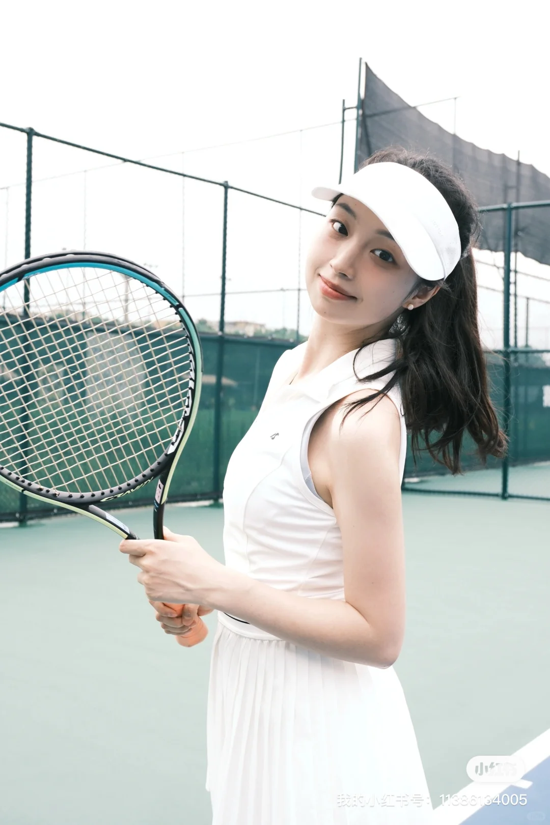 是活力满满的网球美少女